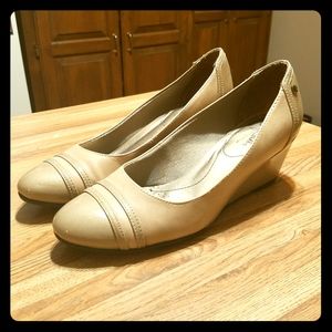 Life stride cream wedges